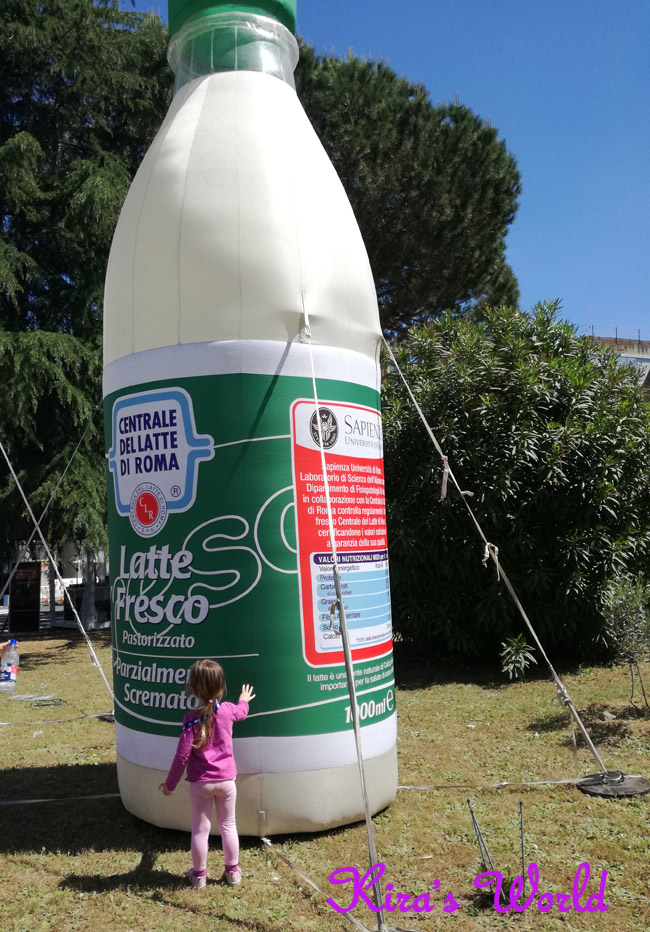 bottiglia di latte gigante