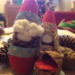 Lavoretti con le pigne per Natale: la famiglia degli elfi