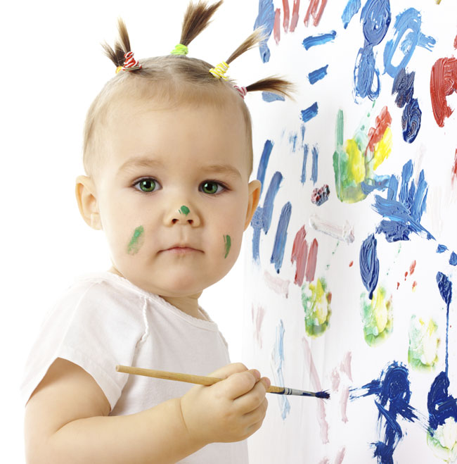 bambina dipinge