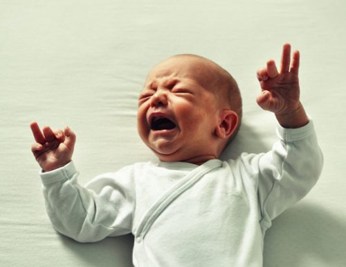 Ecco perchè non si devono lasciar piangere i neonati
