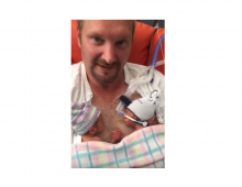 Due gemellini nati prematuri si tengono per mano: il video che commuove il web