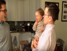 Bambino confuso tra il papà e il suo gemello: il video spopola
