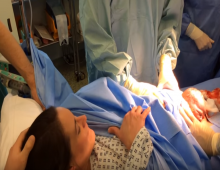 Lo straordinario video di un parto cesareo naturale