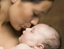 Mamma prende in braccio il suo bambino dopo il parto: le arriva la fattura dall’ospedale