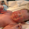 Dexter, il bambino che appena nato tiene in mano un oggetto sorprendente
